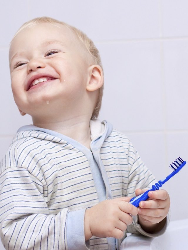 Kleiner Junge Mit Zahnbürste